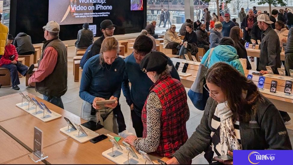 关税阴影下美国人恐慌性抢购 iPhone，苹果周末销售额远高于往年同期